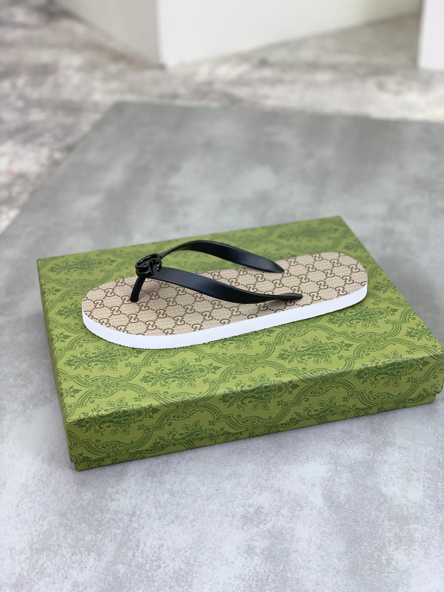 Men's men's shoes 💰P220💰【New style】🆘【GUCCI】Official website's popular Gucci adult couple 🧑‍🤝‍🧑 style, children's flip-flops are on sale at the counter simultaneously! Original fabric imported from Italy. Original bottom provided by the original factory. Size: Adult 36-45. Children’s size: 30-37. Multiple colors available.